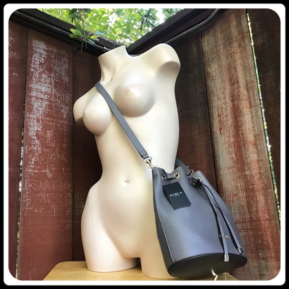 ❌SOLD❌Furla Vitello bucket bag - Picture 6 of 9